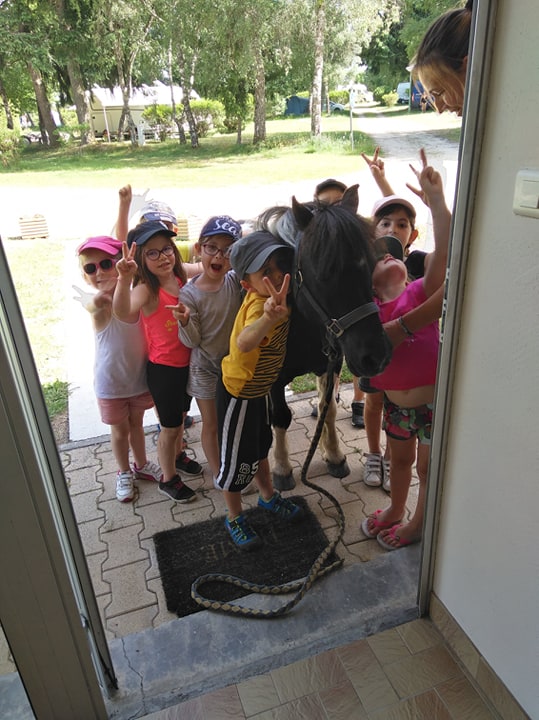 les enfants avec le poney